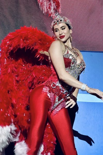 Заказать артисты с перьями Москва