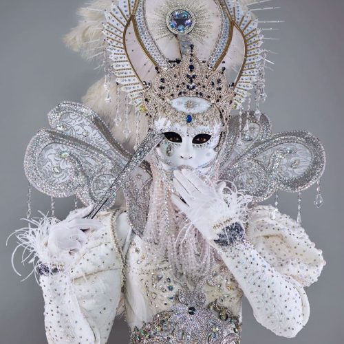 Встреча гостей в маскарадных нарядах