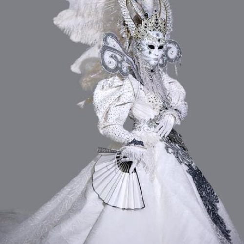 Артисты в белом на встречу гостей