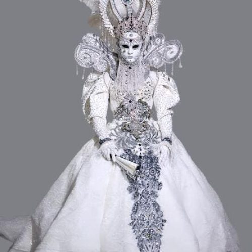 Встреча гостей в маскарадных костюмах