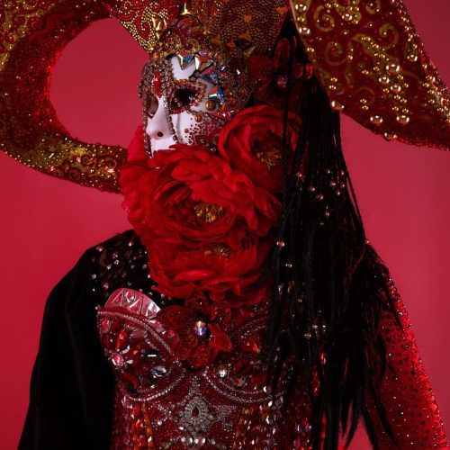 Встреча гостей в маскарадных нарядах