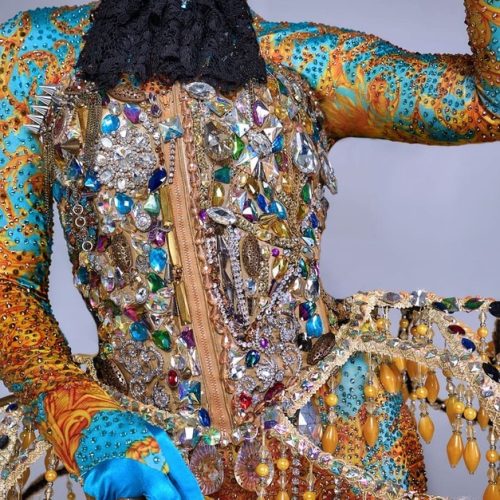 Артисты в красивых костюмах на праздник