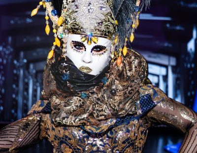 Артисты на встречу гостей в костюмах венеции