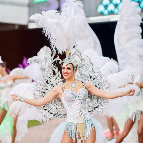 Артисты с белыми перьями на встречу гостей