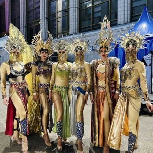 Артисты в восточных нарядах на встречу гостей