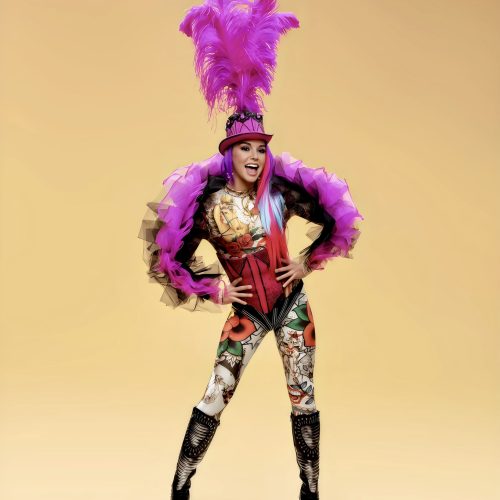 Артисты на встречу гостей в цирковых костюмах