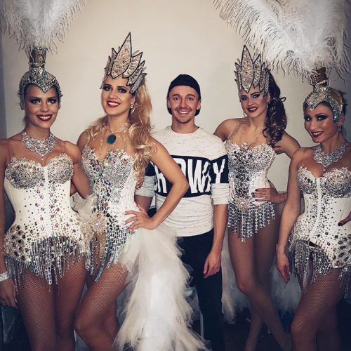 Артисты в белых костюмах на велком зону