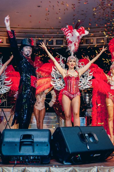 Шоу с перьями на праздник