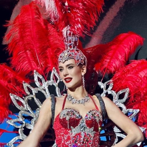 Артисты в красном на встречу гостей