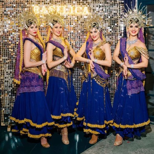 Артисты в индийских костюмах на велком