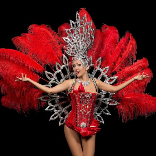 Артисты с перьями на встречу гостей