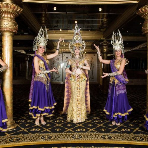 Артисты в восточных нарядах на встречу гостей