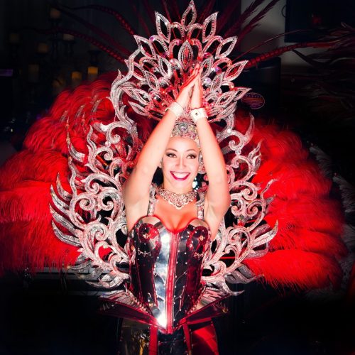 Красный образ с перьями или без на встречу гостей